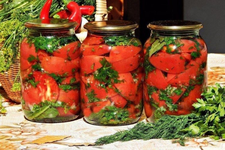 Tomatenstücke mit Kräutern und Knoblauch für den Winter