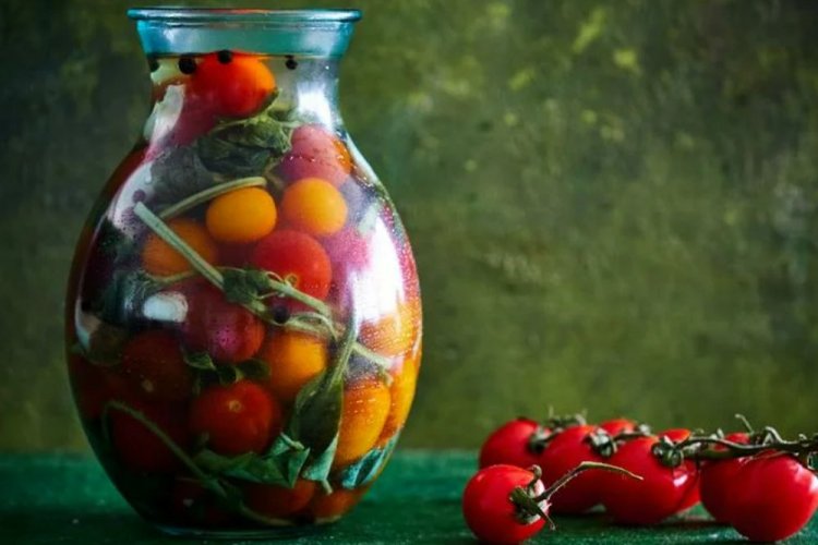 Kirschtomaten mit Basilikum und Wodka für den Winter