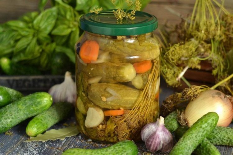 Polnische Gurken mit Karotten und Knoblauch