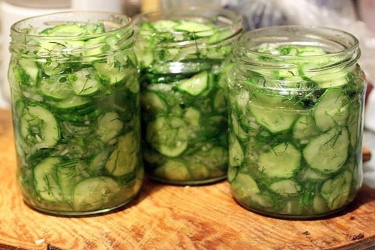 Geschnittene polnische Gurken mit Zwiebeln und Dill