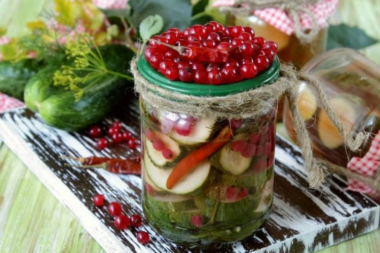 Polnische Gurken mit roten Johannisbeeren und scharfem Pfeffer