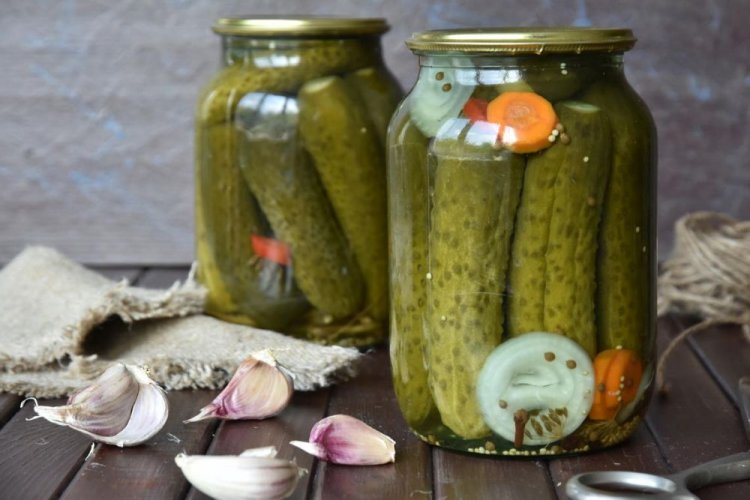 Polnische Gurken mit Zwiebeln und Karotten