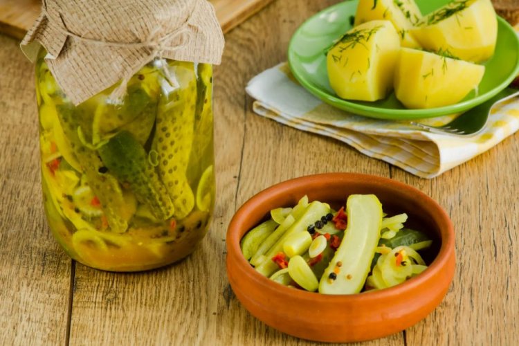 Geschnittene polnische Gurken mit Zwiebeln und scharfem Pfeffer