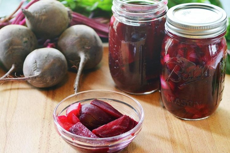 Eingelegte Rote Bete mit Kräutern für den Winter