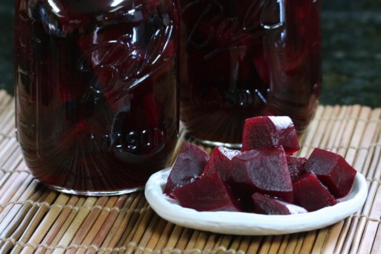 Eingelegte Rote Bete für Vinaigrette für den Winter