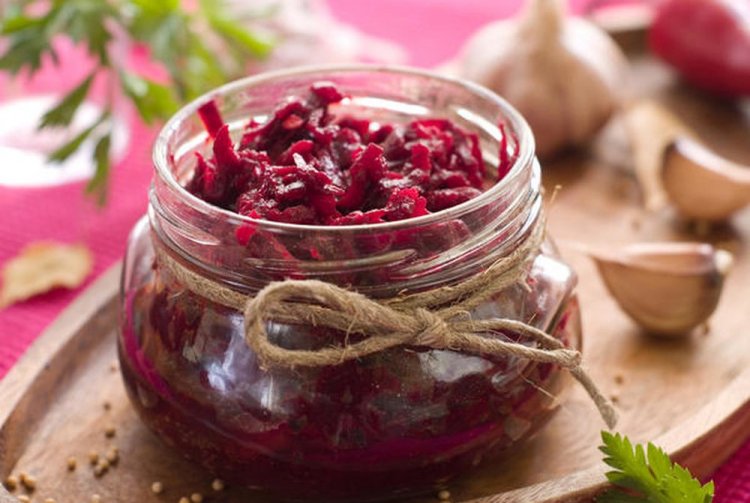 Eingelegte geriebene Rote Bete für den Winter