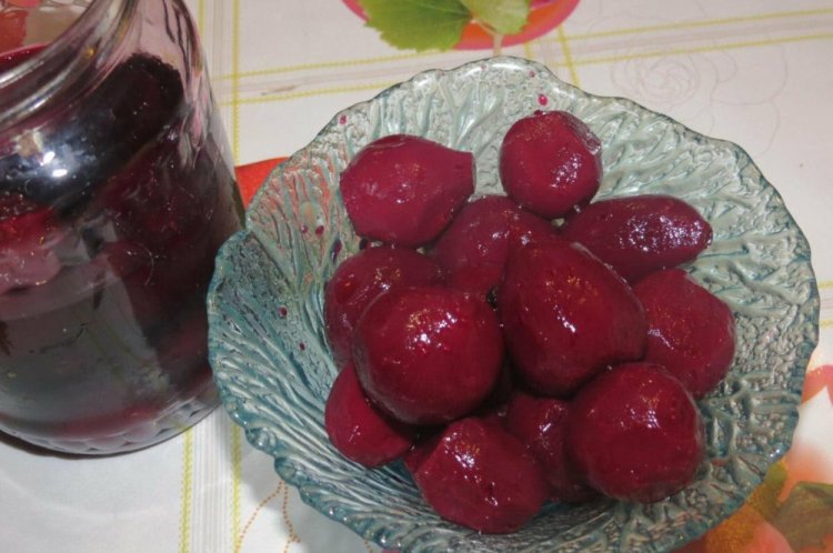 Ganze eingelegte Rote Bete für den Winter