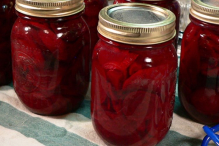 Eingelegte Rote Bete mit Äpfeln und Pflaumen für den Winter