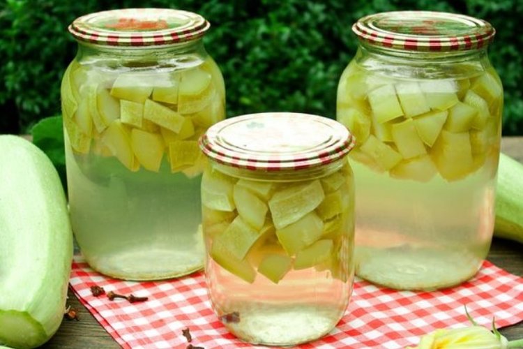 Zucchini-Kompott mit Gewürzen