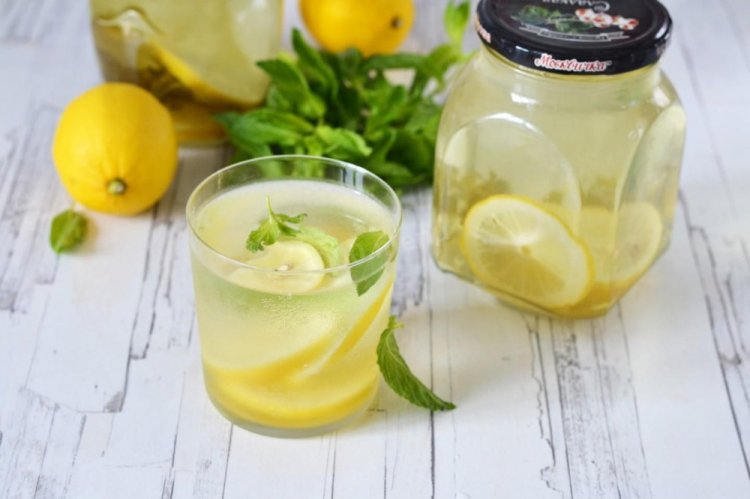 Zucchini-Kompott mit Zitrusfrüchten und Minze für den Winter