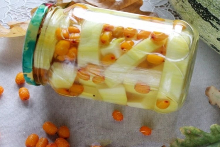 Zucchini-Kompott mit Sanddorn