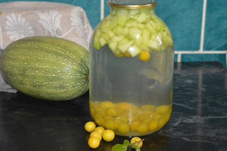 Zucchini-Kompott mit Kirschpflaumen für den Winter