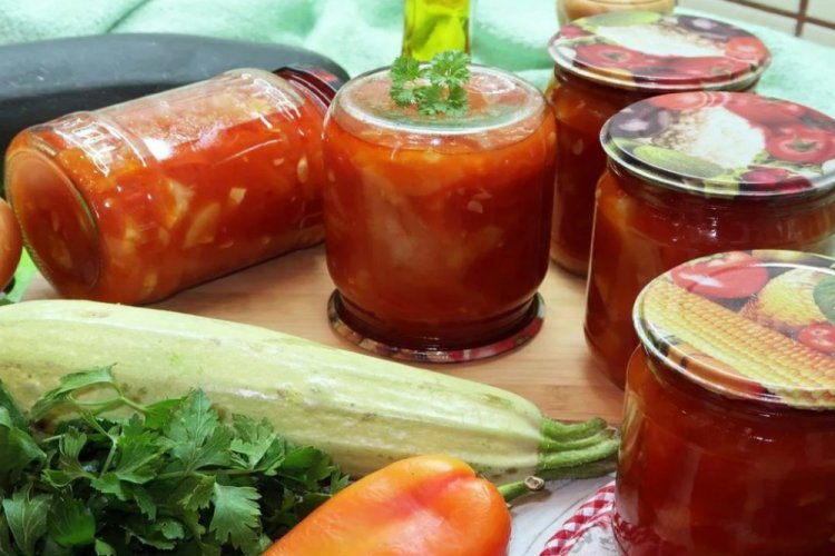 «Yurcha» de calabacín con kétchup para el invierno