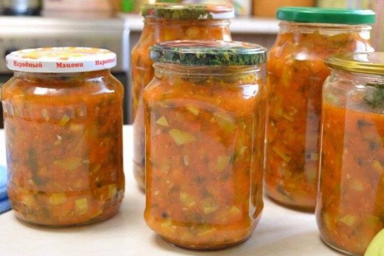 «Yurcha» de calabacín con pasta de tomate para el invierno