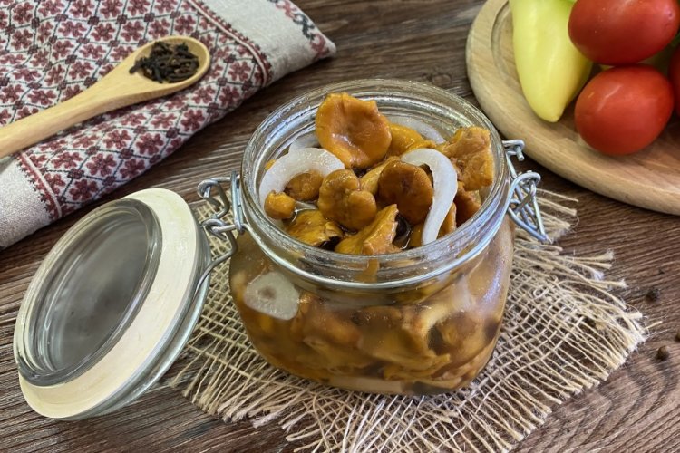 Rebozuelos fritos con cebolla para el invierno