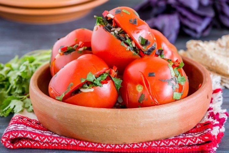 Armenische Tomaten nach klassischer Salzung