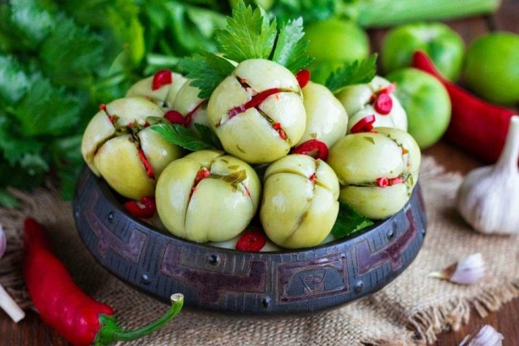 Grüne armenische Tomaten für den Winter