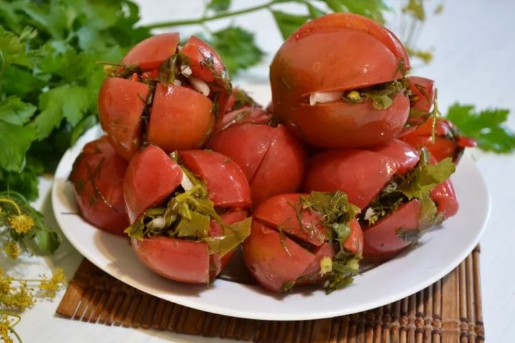 Leicht gesalzene armenische Tomaten