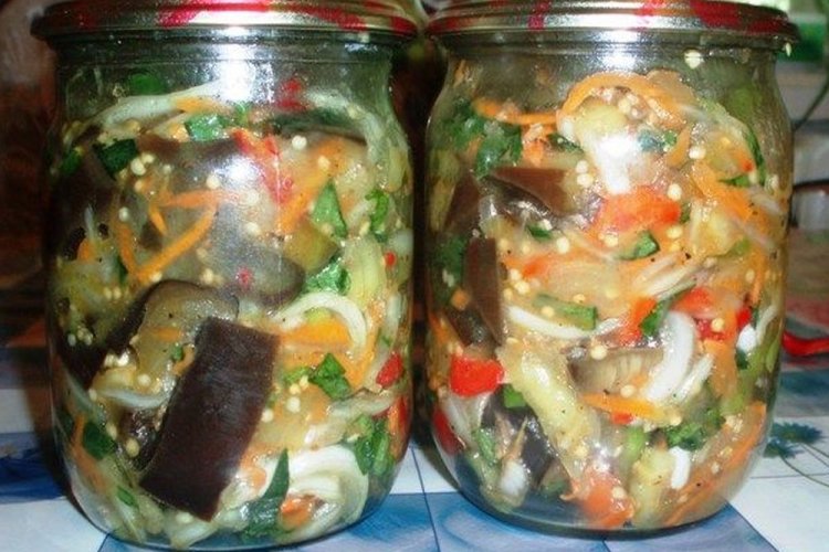 Ensalada Kuban con berenjenas, col y zanahorias