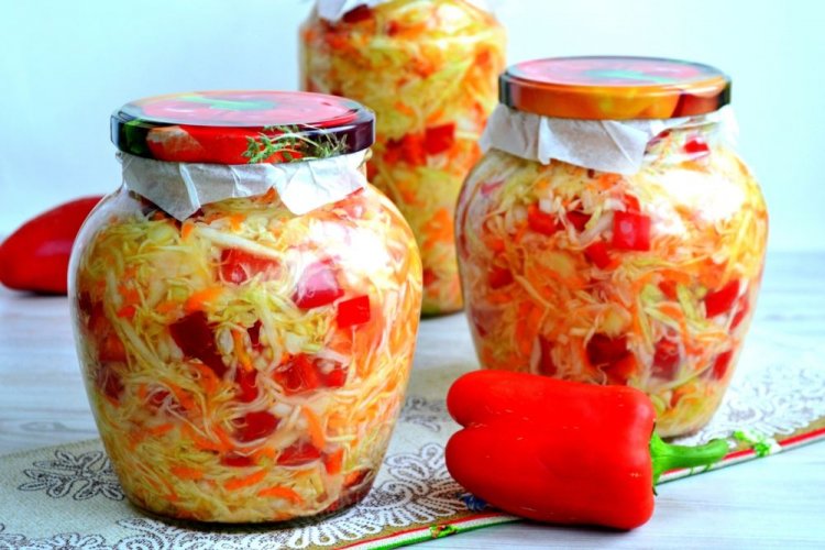 Ensalada Kuban de col, pimiento morrón con jengibre y ajo