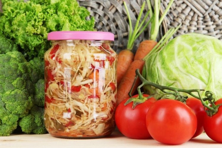 Ensalada Kuban con tomates, pimiento morrón y zanahorias