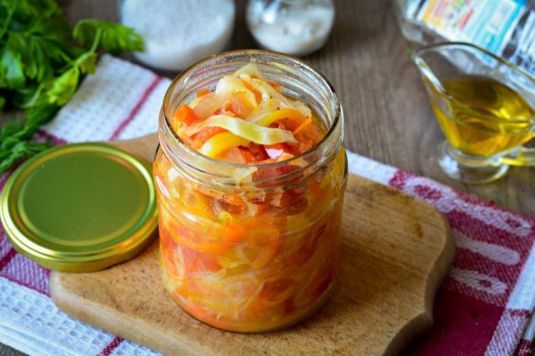 Ensalada al estilo Kuban con tomates secos para el invierno