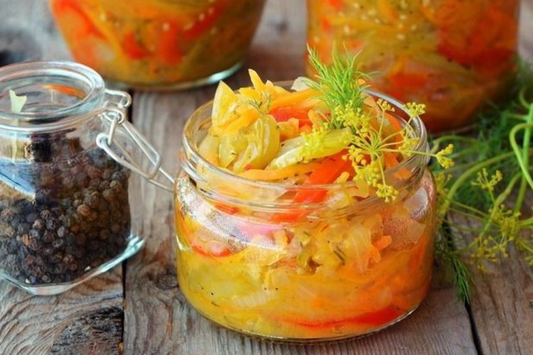Ensalada al estilo Kuban con tomates verdes