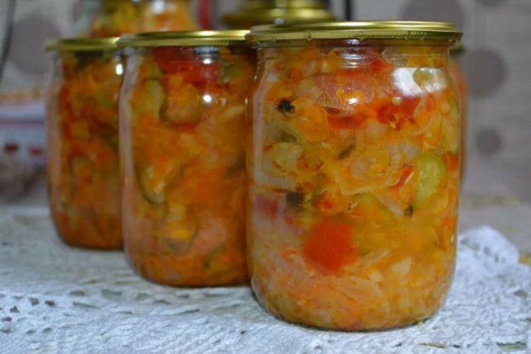 Ensalada Kuban con pepinos ligeramente salados para el invierno