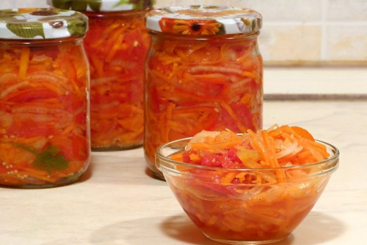 Ensalada Kuban de zanahorias, pimiento dulce y cebolla