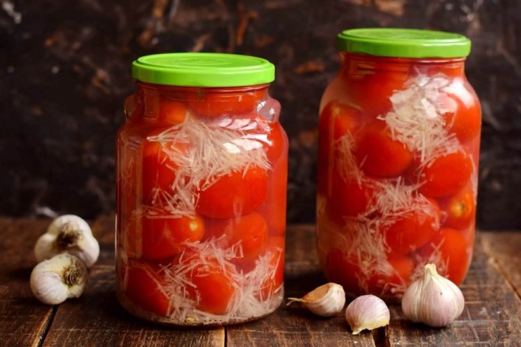 Tomaten im Schnee mit Knoblauch