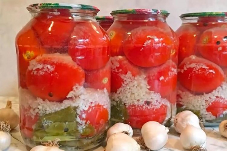 Würzige Tomaten im Schnee mit Knoblauch und Gewürzen