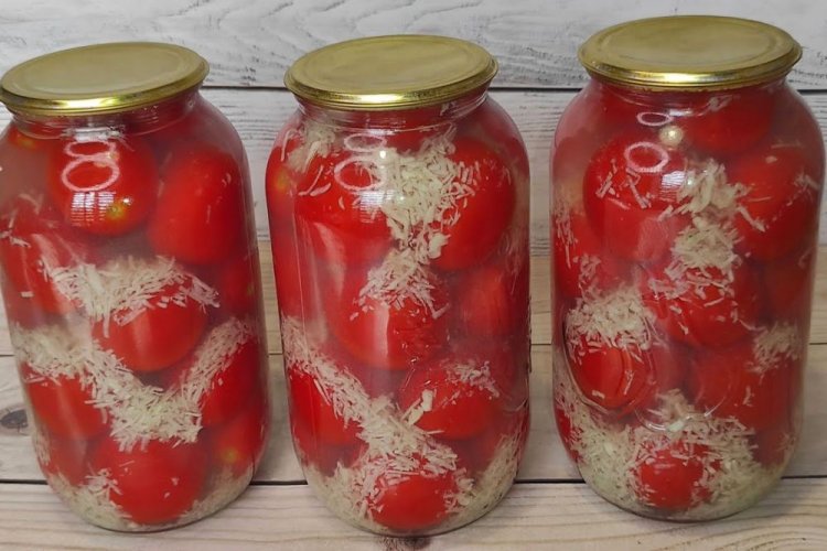 Tomaten im Knoblauch-Ingwer-Schnee