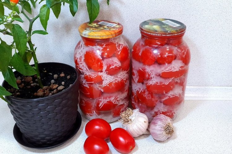 Tomaten im Schnee mit Knoblauch und Senf