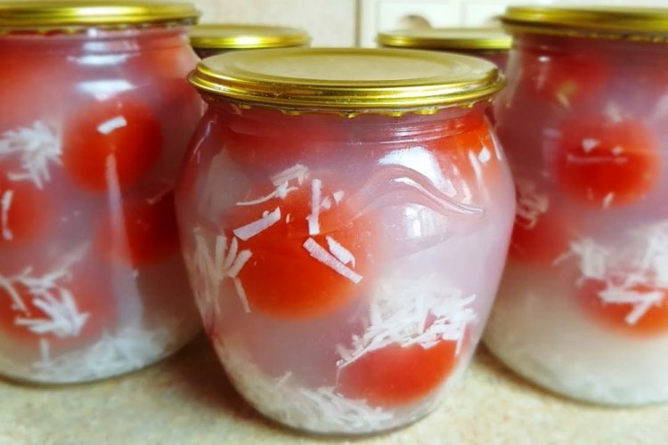 Tomaten im Schnee mit Zwiebeln und Knoblauch für den Winter