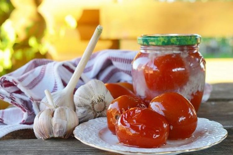 Tomaten im Schnee mit Knoblauch und Zitronensäure