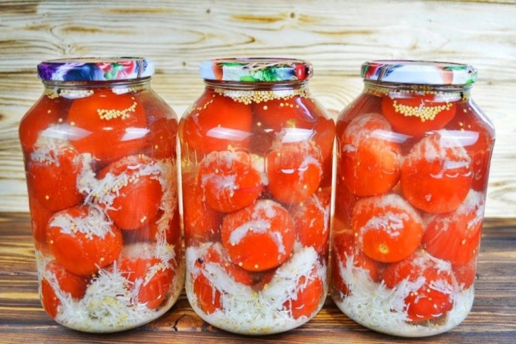 Tomaten im Schnee mit Senfkörnern und Knoblauch