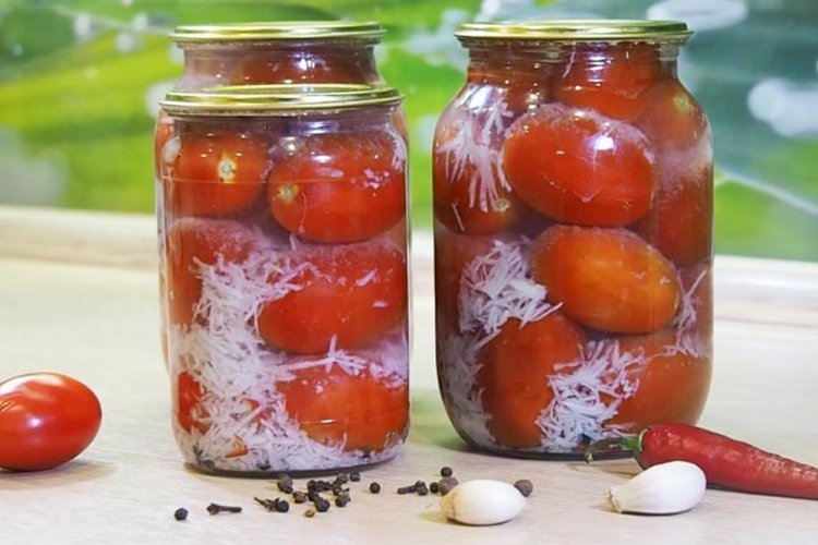 Scharfe Tomaten „Unter dem Schnee“ mit Chili, Knoblauch und Nelken