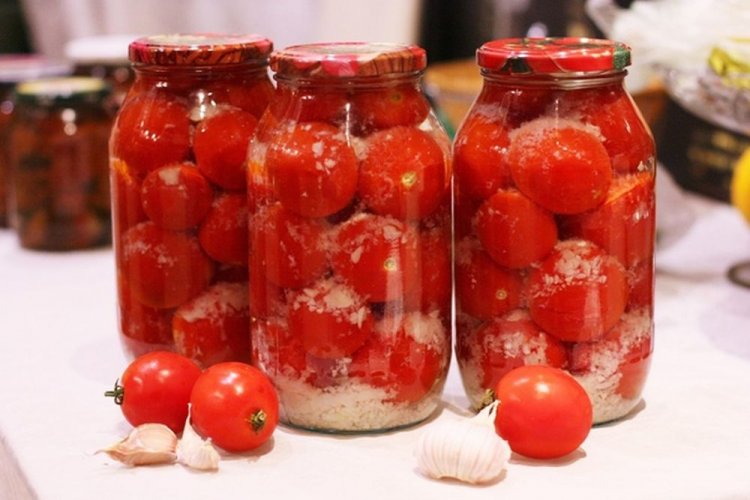Tomaten „Unter dem Schnee“ mit Knoblauch und Zitronensaft