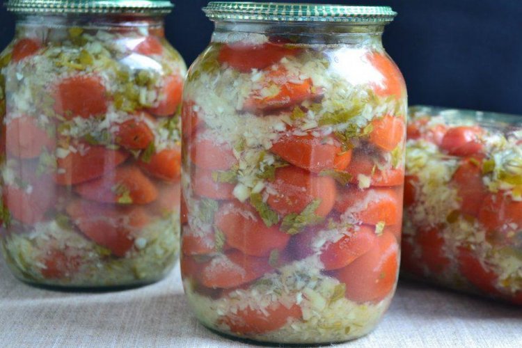 Halbierte Tomaten „Unter dem Schnee“ mit Knoblauch und Kräutern