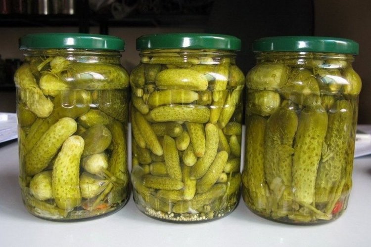 Bulgarische Gurken mit Senf, Dill und scharfer Paprika