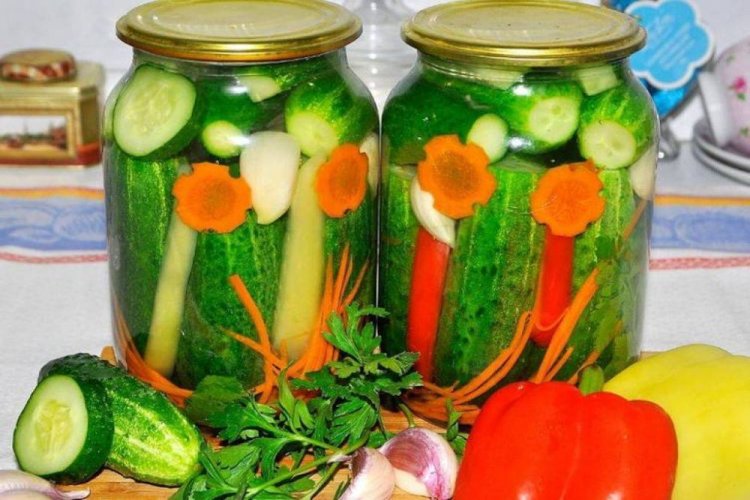 Bulgarische Gurken mit Karotten und Paprika mit Sterilisation