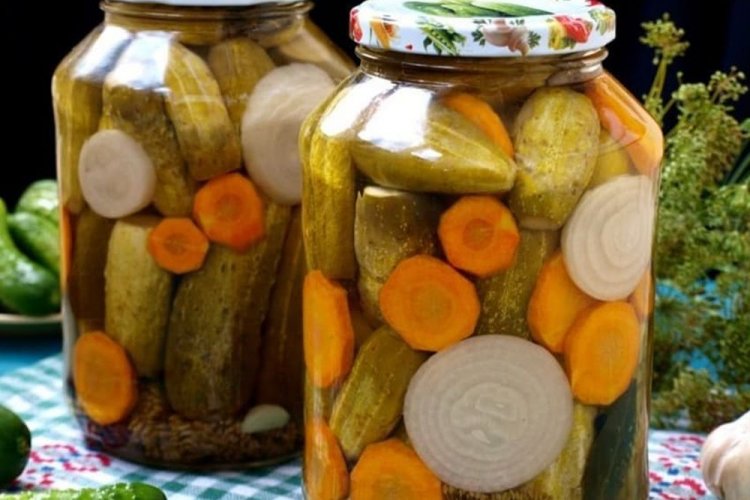 Bulgarische Gurken mit Karotten und Zwiebeln