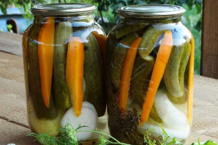 Bulgarische Gurken ohne Zucker