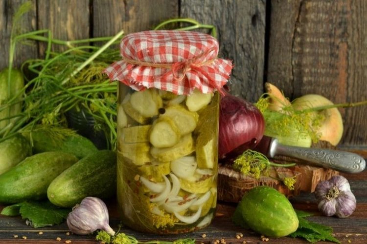 Gurken nach finnischer Art mit Zwiebeln und Knoblauch