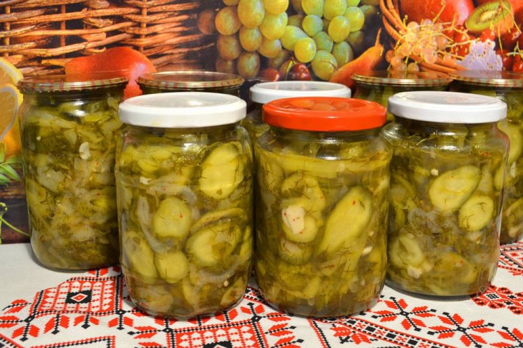 Gurken nach finnischer Art mit Zwiebeln, Kräutern und Kurkuma