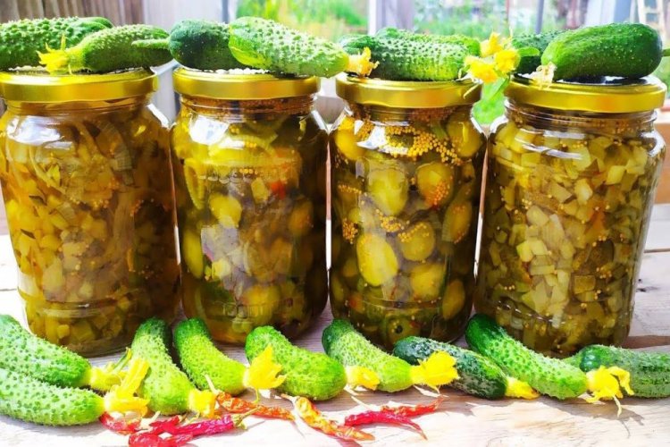 Gurken nach finnischer Art mit Zwiebeln und scharfem Pfeffer