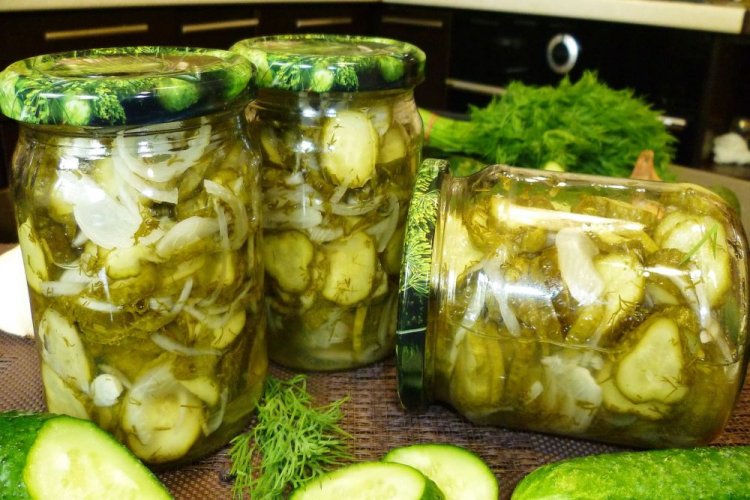 Gurken nach finnischer Art mit Dill und Zwiebeln