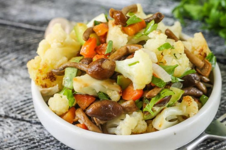 Ensalada de coliflor con champiñones para el invierno