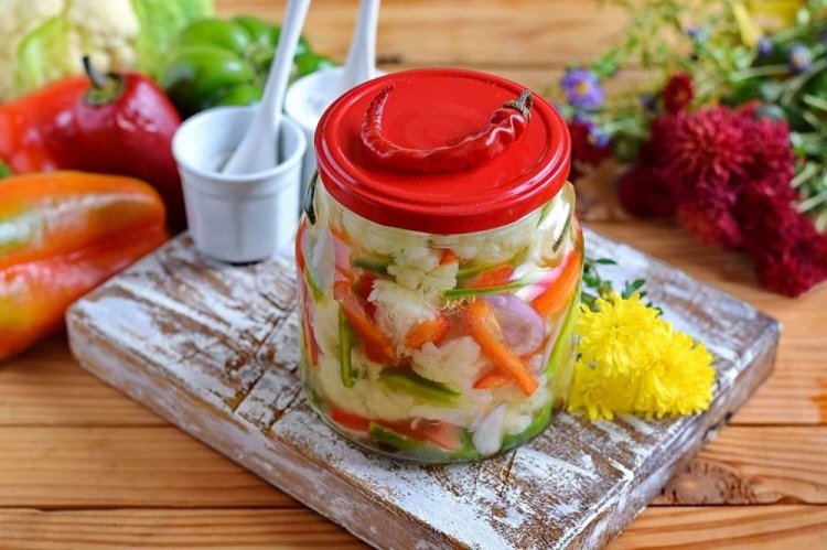 Ensalada de coliflor con pimiento morrón para el invierno