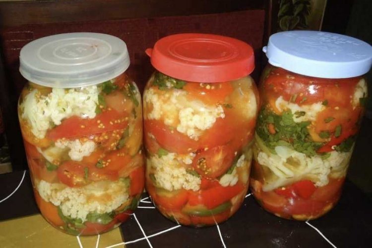 Ensalada de coliflor con tomates y hierbas